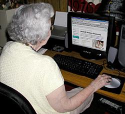 anziano che usa il computer